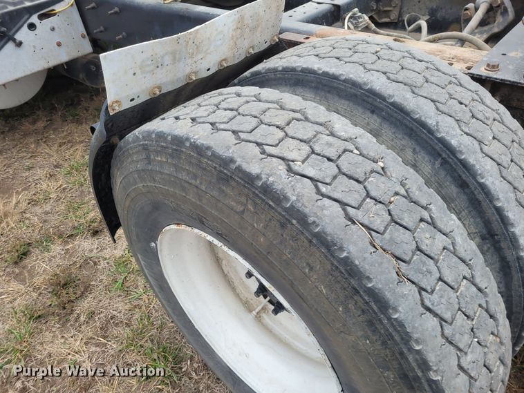 image for item EB9804 2005 International 9200i  semi truck