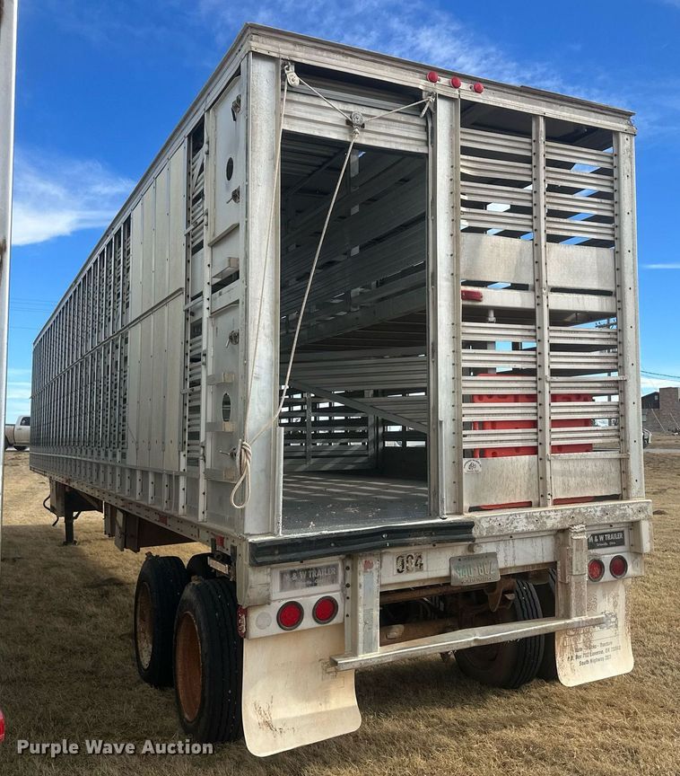 image for item EK9797 1992 M&W SAW48RDD  livestock trailer