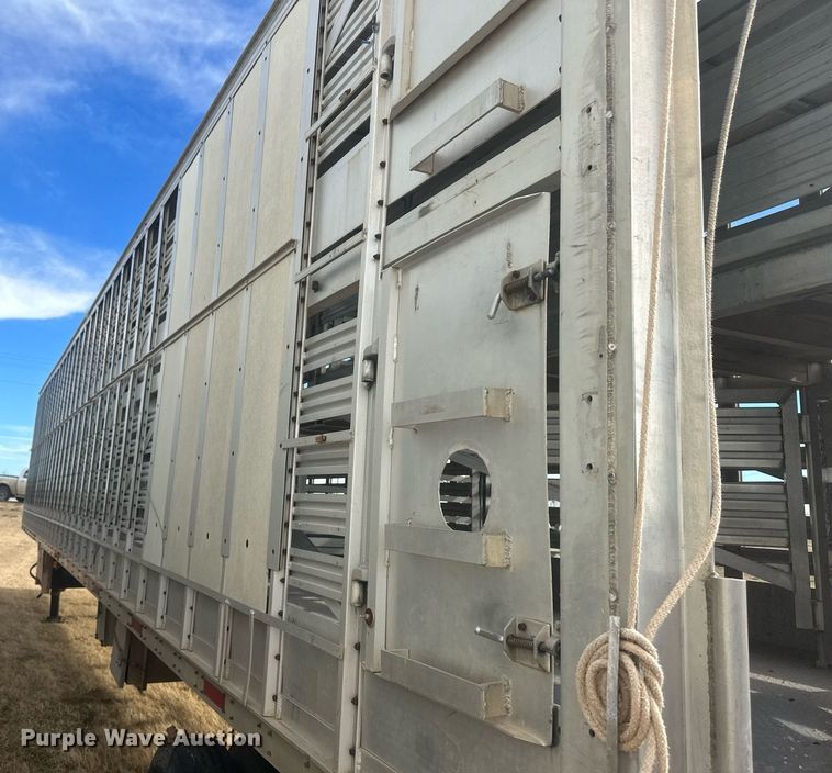 image for item EK9797 1992 M&W SAW48RDD  livestock trailer