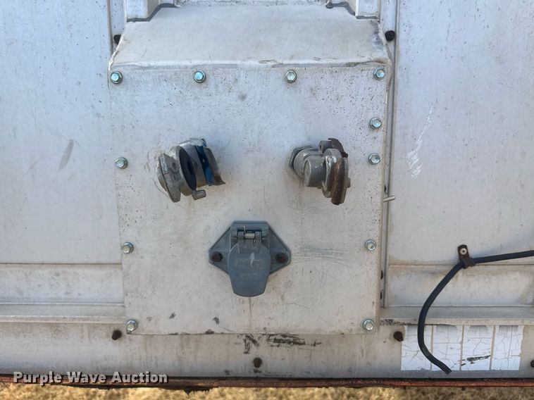 image for item EK9797 1992 M&W SAW48RDD  livestock trailer