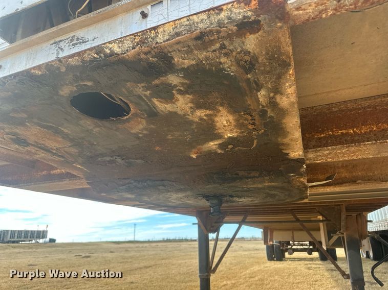 image for item EK9797 1992 M&W SAW48RDD  livestock trailer