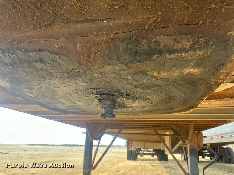 image for item EK9797 1992 M&W SAW48RDD  livestock trailer