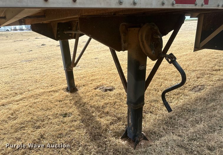 image for item EK9797 1992 M&W SAW48RDD  livestock trailer