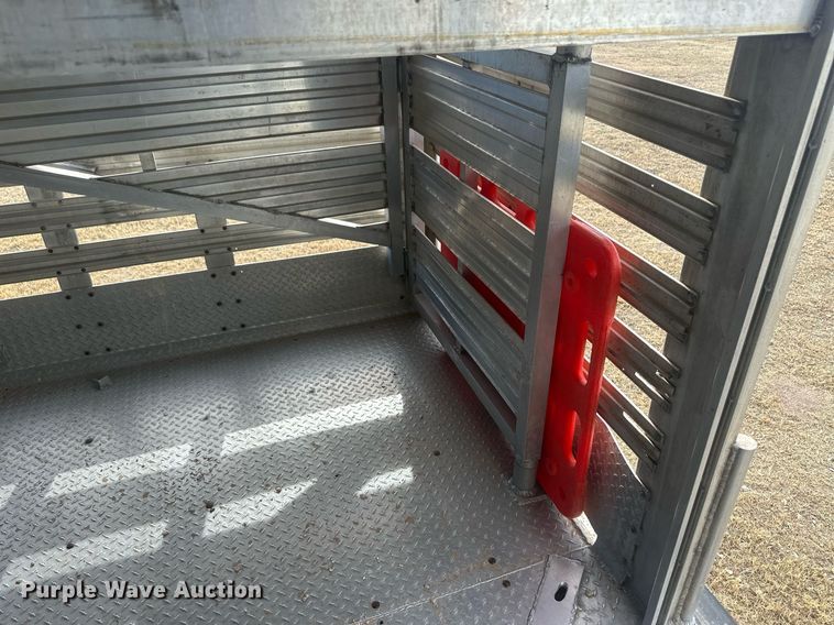 image for item EK9797 1992 M&W SAW48RDD  livestock trailer