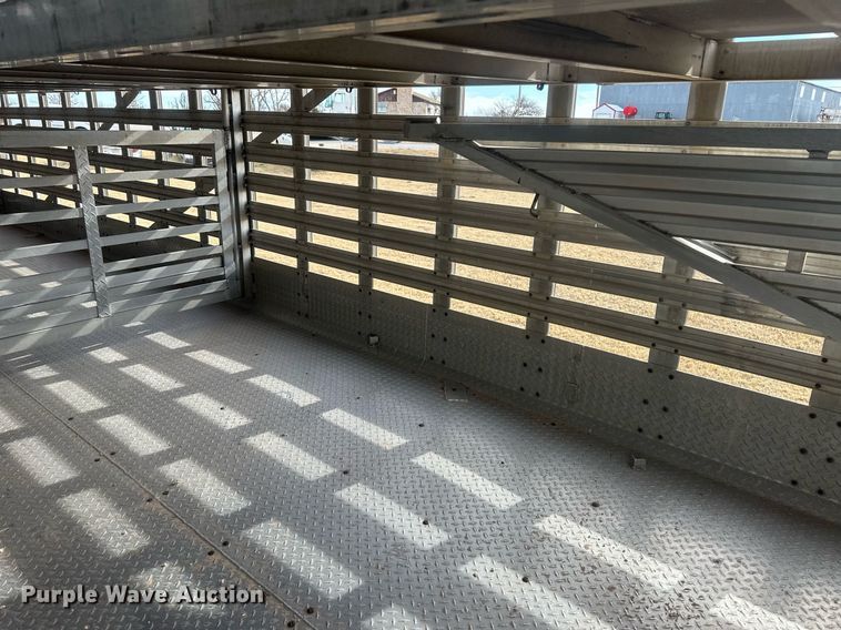 image for item EK9797 1992 M&W SAW48RDD  livestock trailer