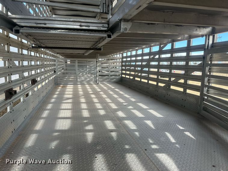 image for item EK9797 1992 M&W SAW48RDD  livestock trailer