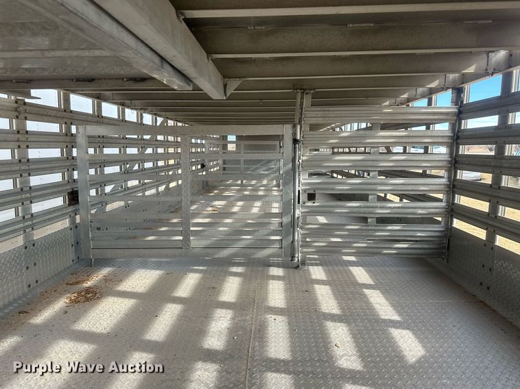 image for item EK9797 1992 M&W SAW48RDD  livestock trailer