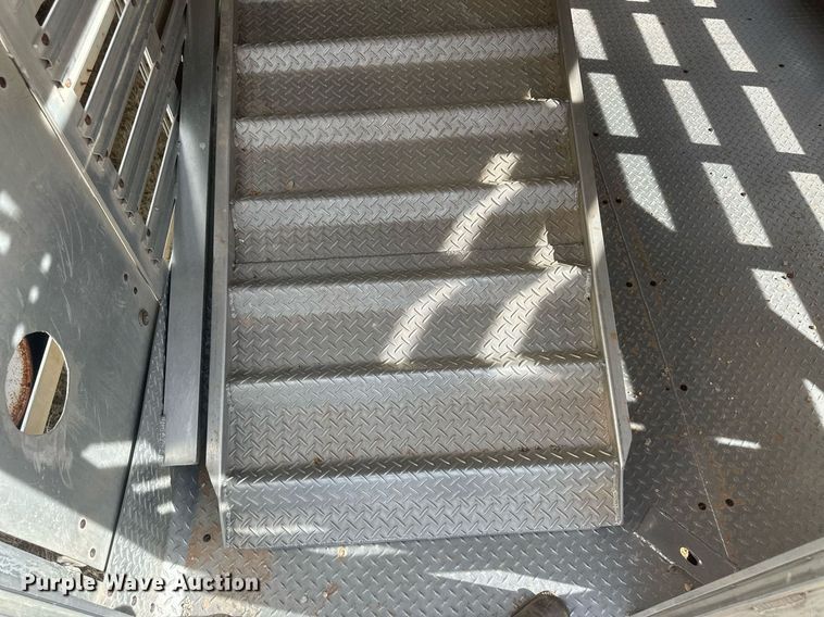 image for item EK9797 1992 M&W SAW48RDD  livestock trailer