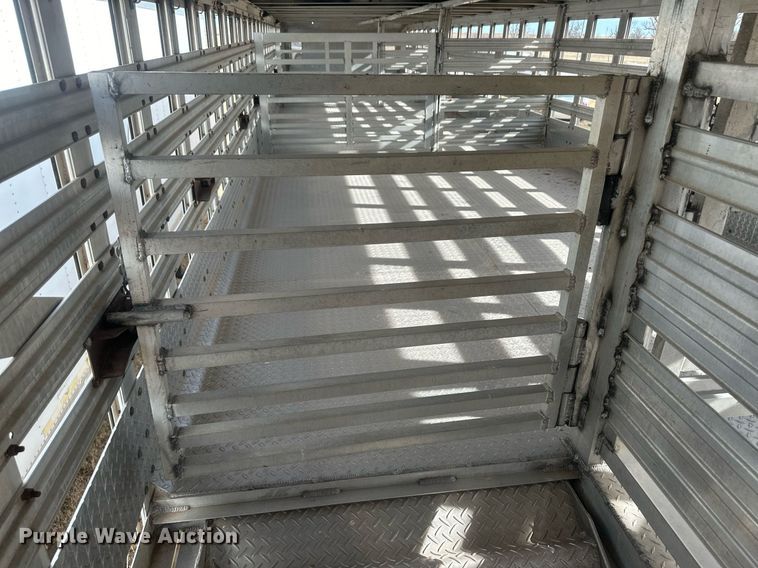 image for item EK9797 1992 M&W SAW48RDD  livestock trailer