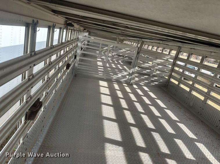 image for item EK9797 1992 M&W SAW48RDD  livestock trailer