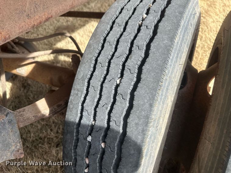 image for item EK9797 1992 M&W SAW48RDD  livestock trailer