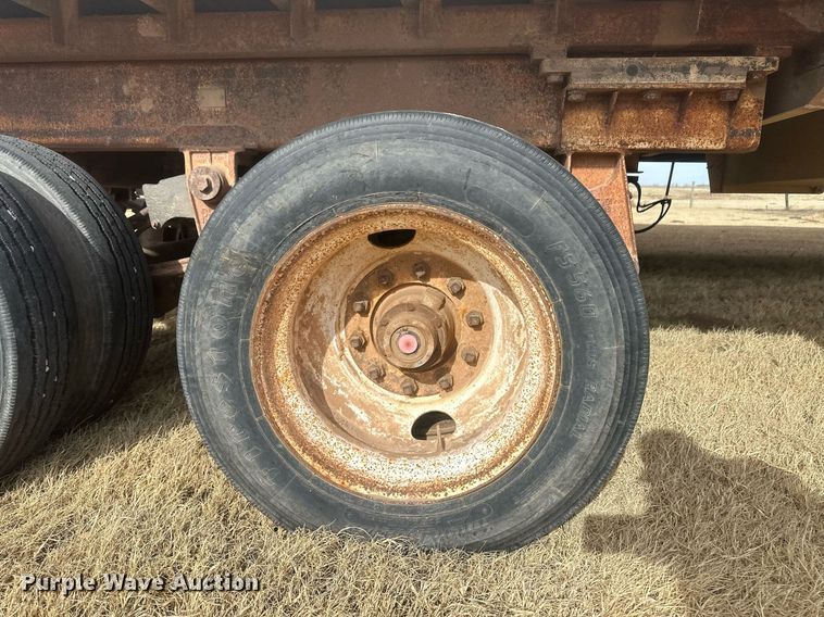 image for item EK9797 1992 M&W SAW48RDD  livestock trailer