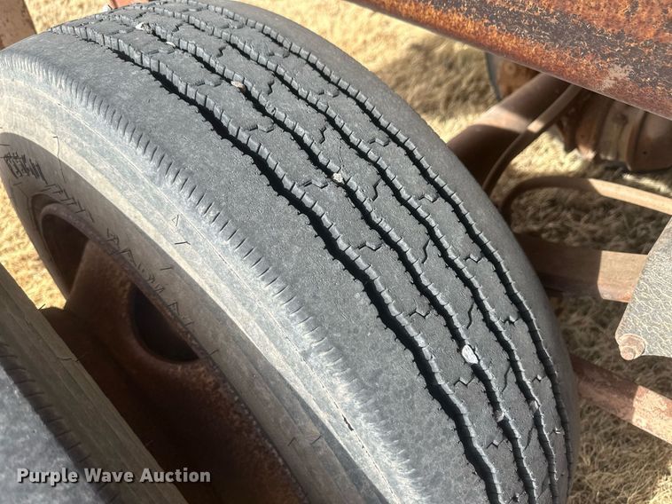 image for item EK9797 1992 M&W SAW48RDD  livestock trailer