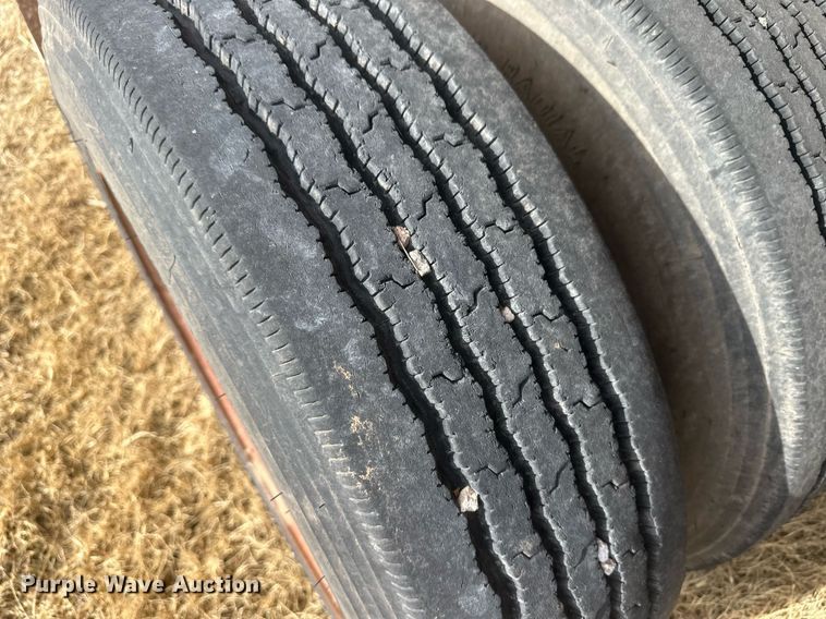 image for item EK9797 1992 M&W SAW48RDD  livestock trailer