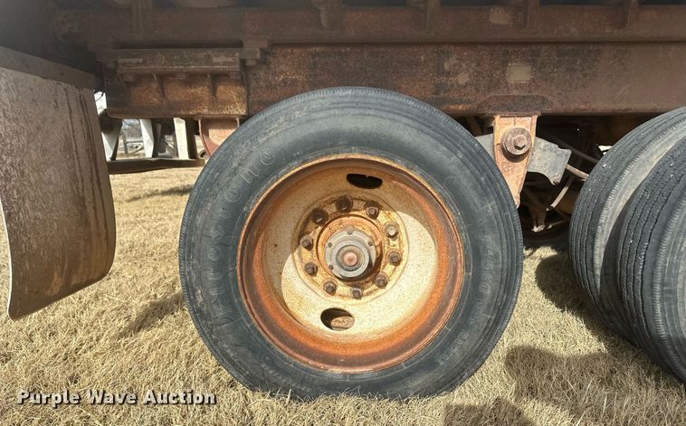 image for item EK9797 1992 M&W SAW48RDD  livestock trailer