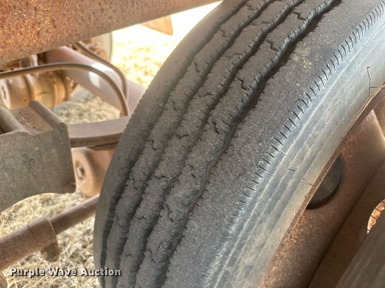 image for item EK9797 1992 M&W SAW48RDD  livestock trailer