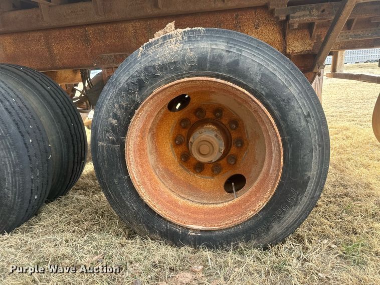 image for item EK9797 1992 M&W SAW48RDD  livestock trailer