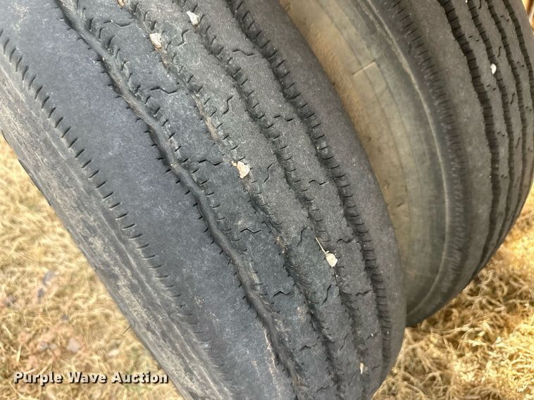 image for item EK9797 1992 M&W SAW48RDD  livestock trailer