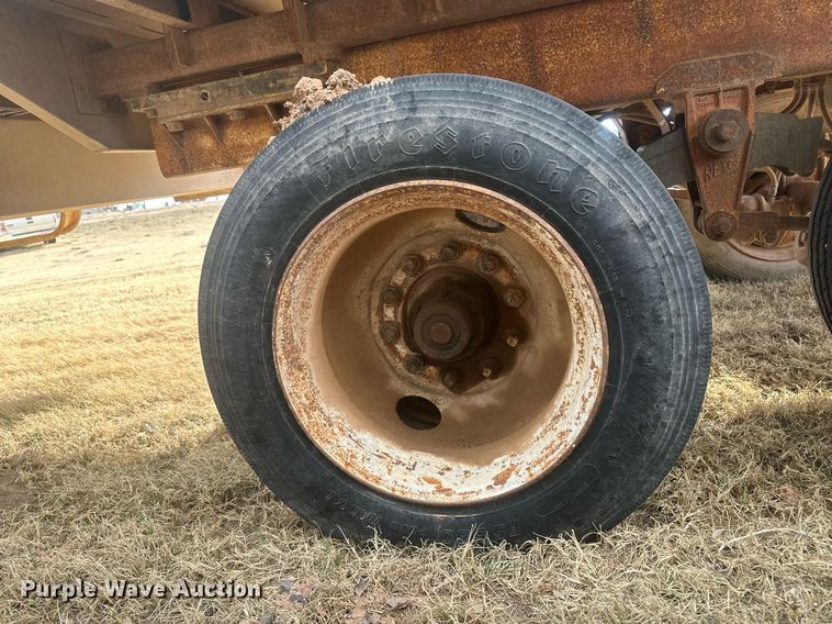 image for item EK9797 1992 M&W SAW48RDD  livestock trailer