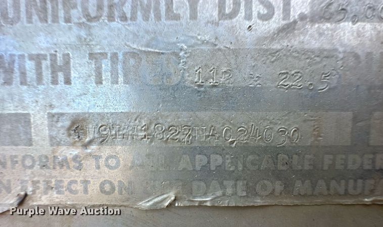 image for item EK9797 1992 M&W SAW48RDD  livestock trailer