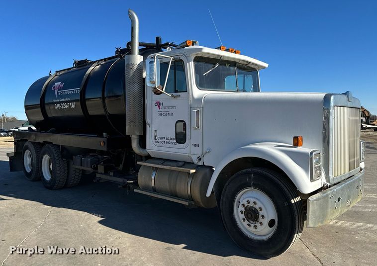 image for item GG9953 1988 International  vacuum truck