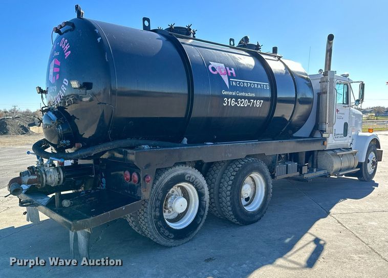 image for item GG9953 1988 International  vacuum truck