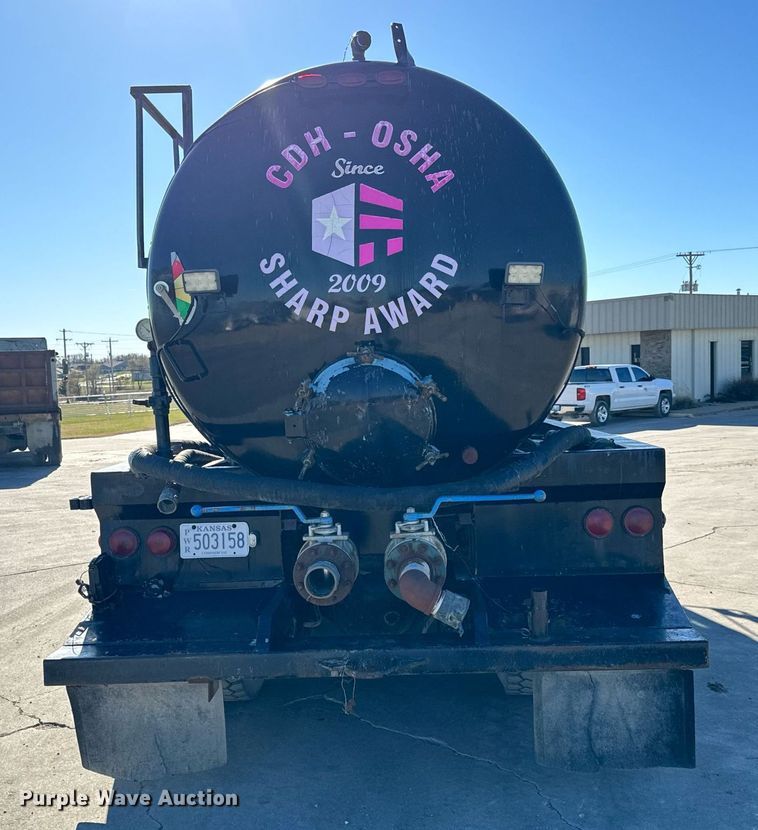 image for item GG9953 1988 International  vacuum truck