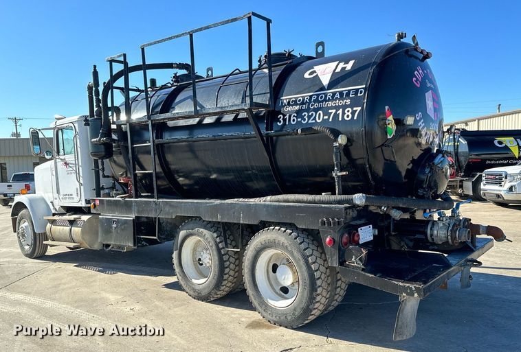 image for item GG9953 1988 International  vacuum truck