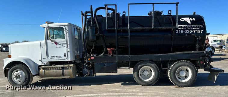 image for item GG9953 1988 International  vacuum truck