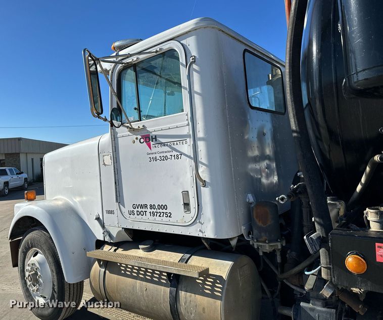 image for item GG9953 1988 International  vacuum truck