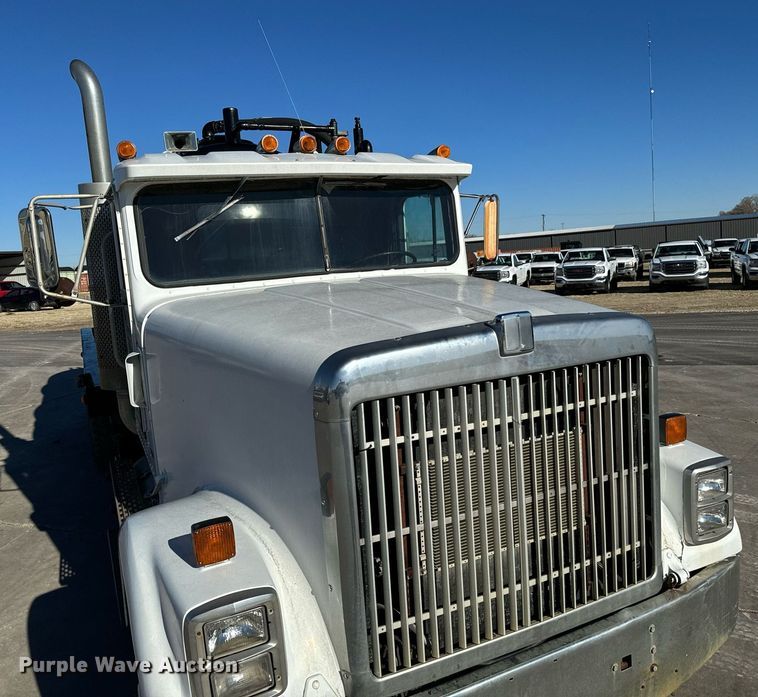 image for item GG9953 1988 International  vacuum truck