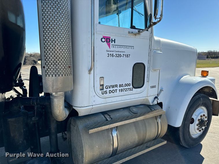 image for item GG9953 1988 International  vacuum truck