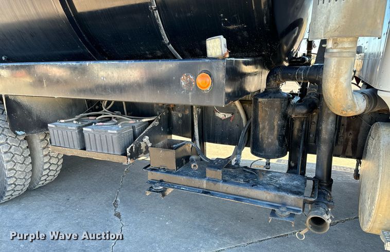 image for item GG9953 1988 International  vacuum truck