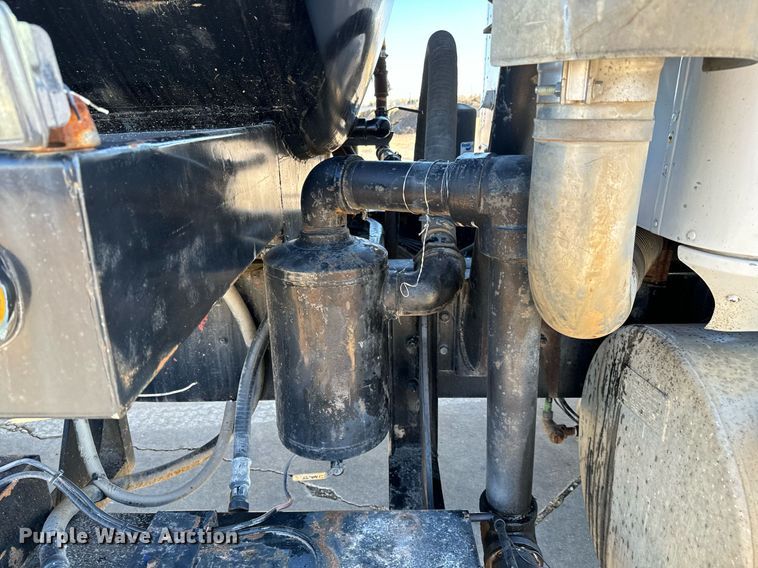 image for item GG9953 1988 International  vacuum truck