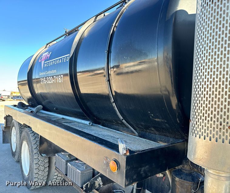 image for item GG9953 1988 International  vacuum truck