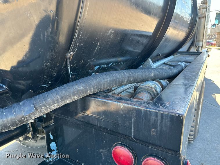 image for item GG9953 1988 International  vacuum truck