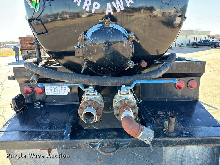 image for item GG9953 1988 International  vacuum truck