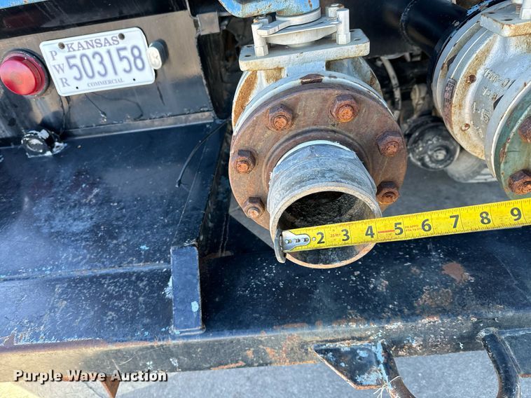 image for item GG9953 1988 International  vacuum truck