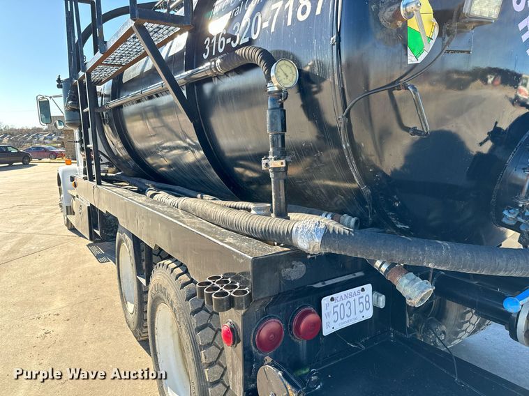 image for item GG9953 1988 International  vacuum truck