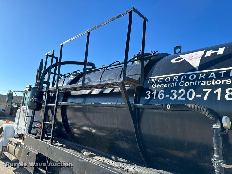 image for item GG9953 1988 International  vacuum truck