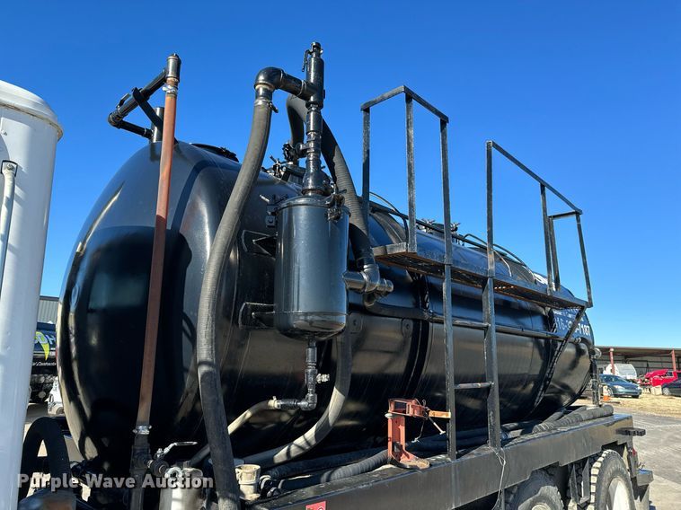 image for item GG9953 1988 International  vacuum truck