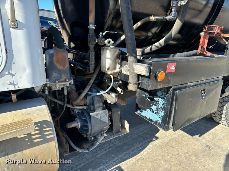 image for item GG9953 1988 International  vacuum truck