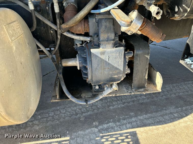 image for item GG9953 1988 International  vacuum truck