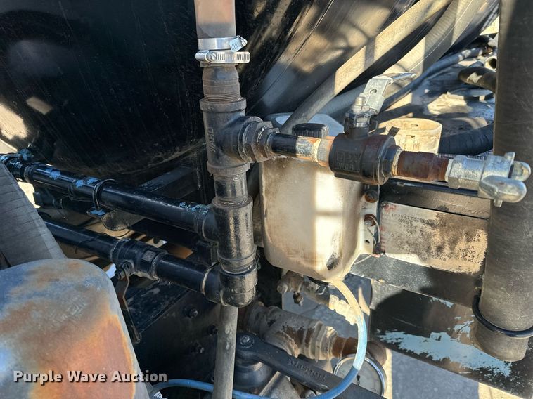 image for item GG9953 1988 International  vacuum truck