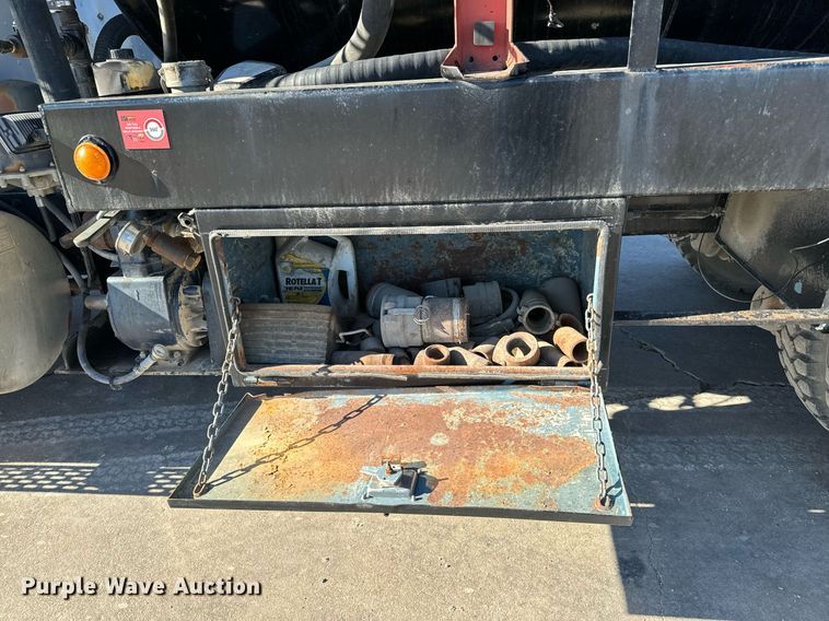 image for item GG9953 1988 International  vacuum truck