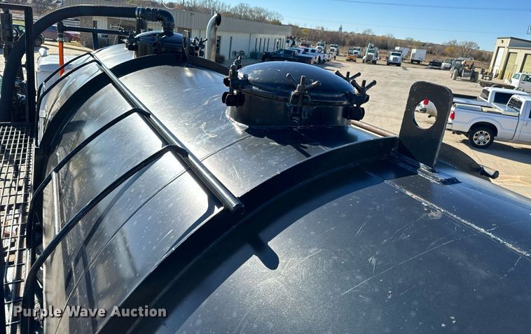 image for item GG9953 1988 International  vacuum truck