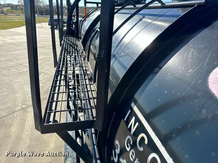 image for item GG9953 1988 International  vacuum truck