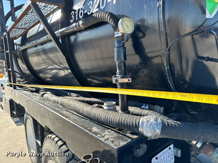 image for item GG9953 1988 International  vacuum truck