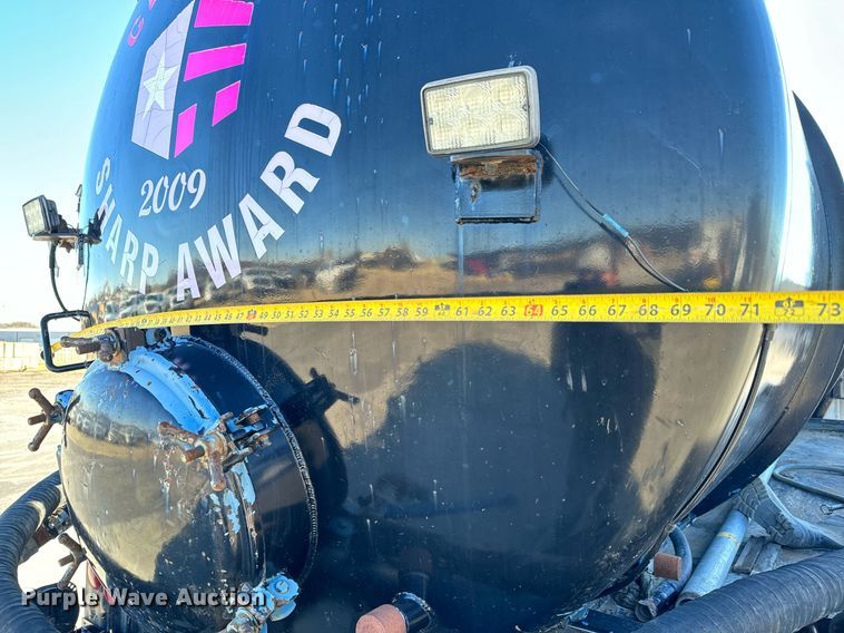 image for item GG9953 1988 International  vacuum truck