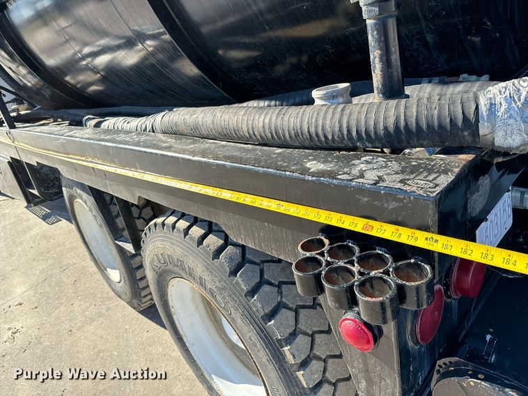 image for item GG9953 1988 International  vacuum truck